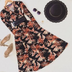 Yaprak desen kuşaklı elbise