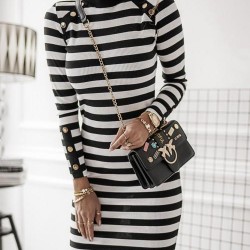 Siyah beyaz düğme detay elbise Siyah beyaz düğme detay elbise