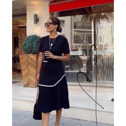 Eteği piliseli siyah elbise