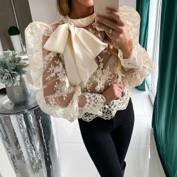 Güpür İşlemeli Tül Detay Bluz Güpür İşlemeli Tül Detay Bluz